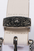 Cinturón blanco sintético con elementos metálicos decorativos