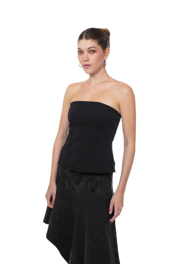 Top strapless negro con escote corazón
