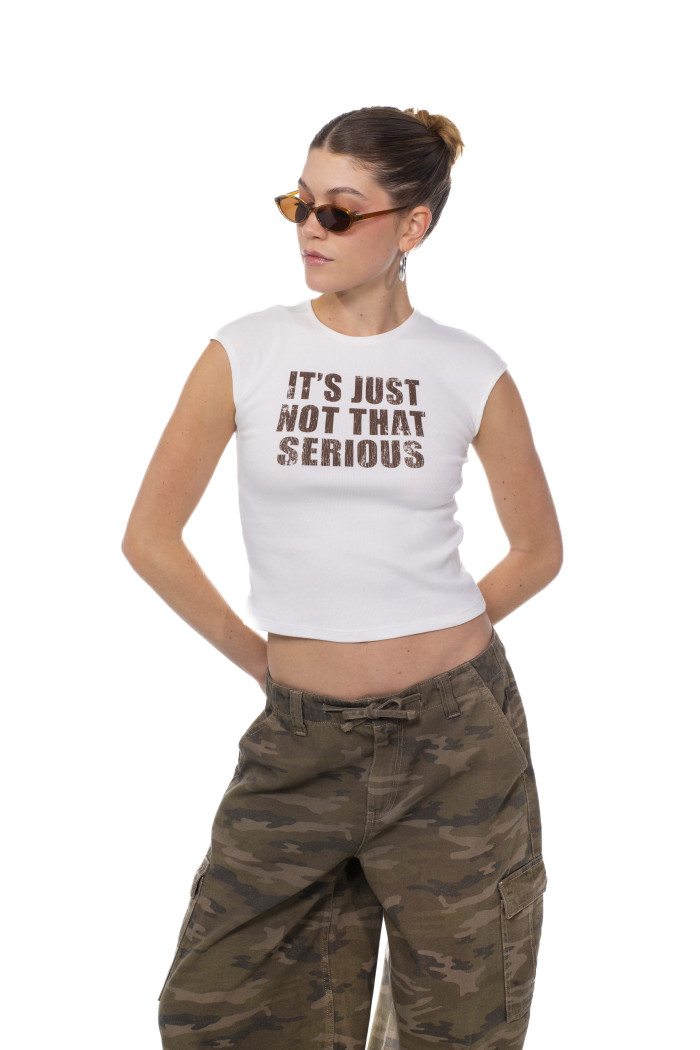 Camiseta cuello redondo unicolor con texto estampado
