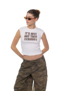 Camiseta cuello redondo unicolor con texto estampado
