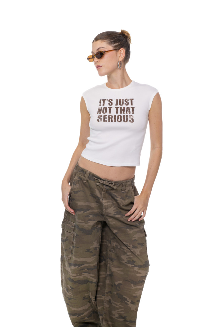 Camiseta cuello redondo unicolor con texto estampado
