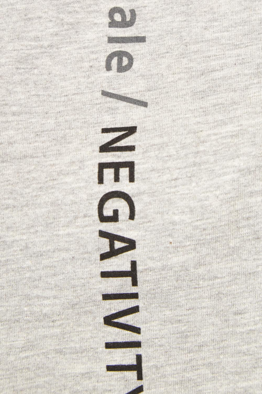 Camiseta gris oscura cuello redondo con letras estampadas