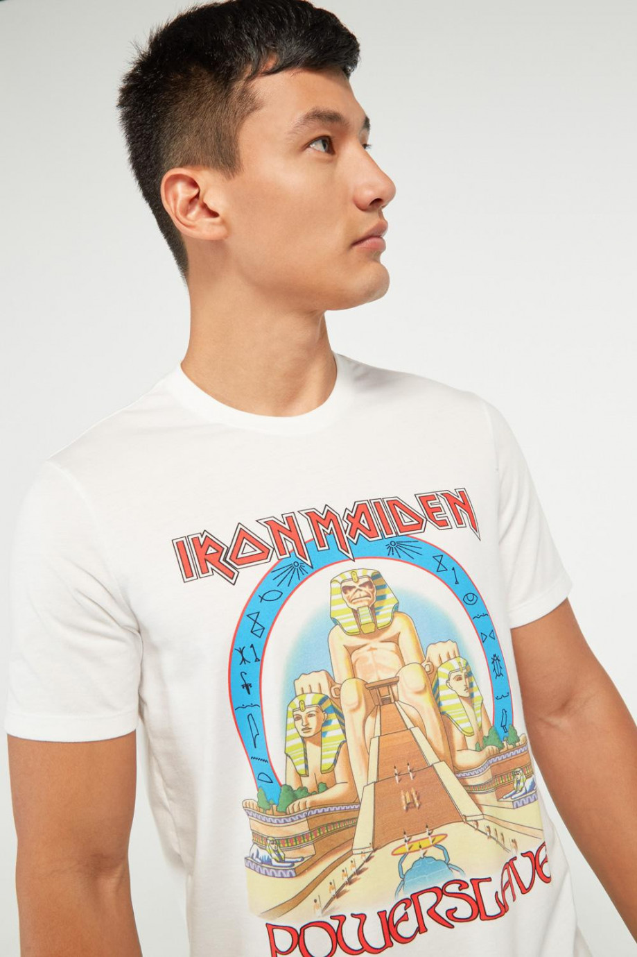 Camiseta crema claro con estampado de Iron Maiden y mangas cortas