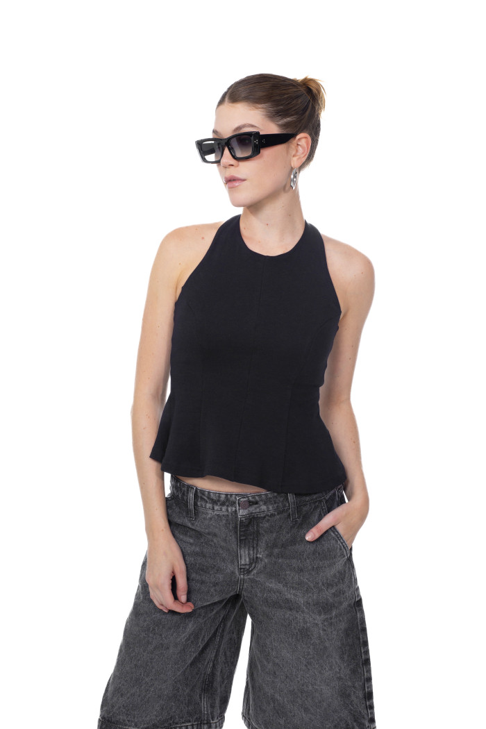 Blusa manga corta negra con cuello redondo y prenses
