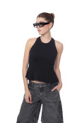 Blusa manga corta negra con cuello redondo y prenses
