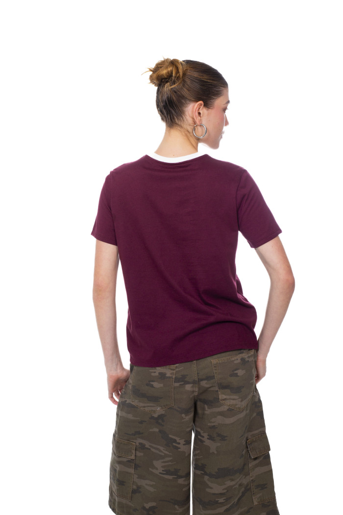 Camiseta cuello redondo roja oscura con arte college
