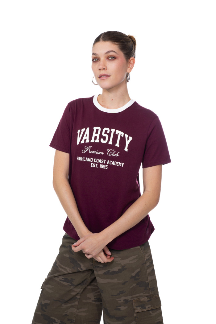Camiseta cuello redondo roja oscura con arte college
