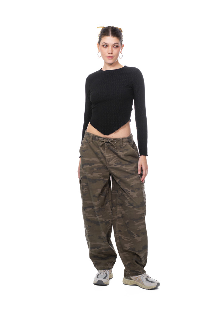 Blusa cuello alto negra con manga larga y texturas
