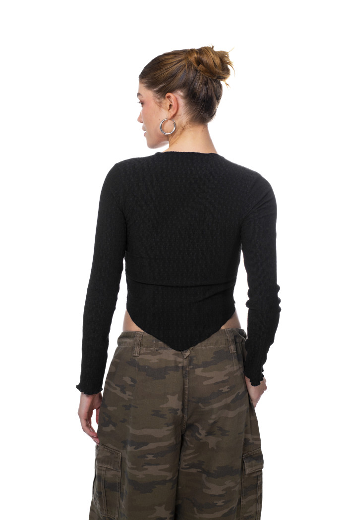 Blusa cuello alto negra con manga larga y texturas
