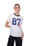 Camiseta crema clara college con cuello redondo azul
