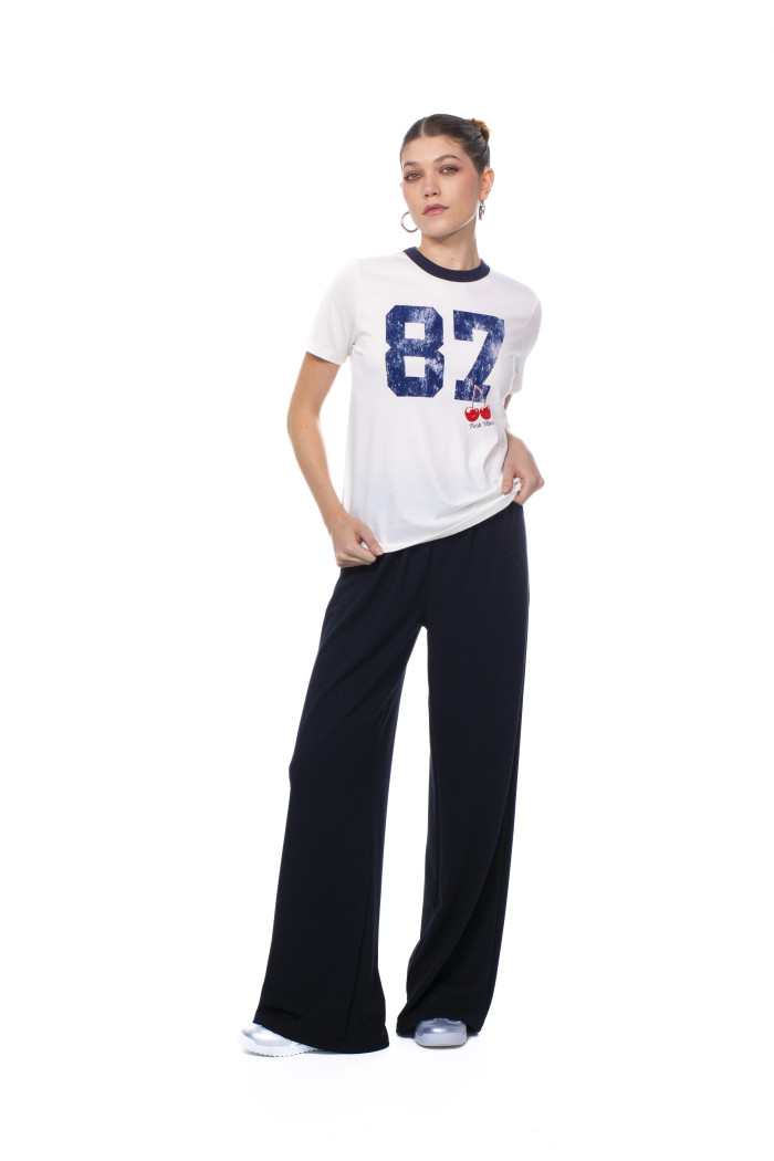 Camiseta crema clara college con cuello redondo azul
