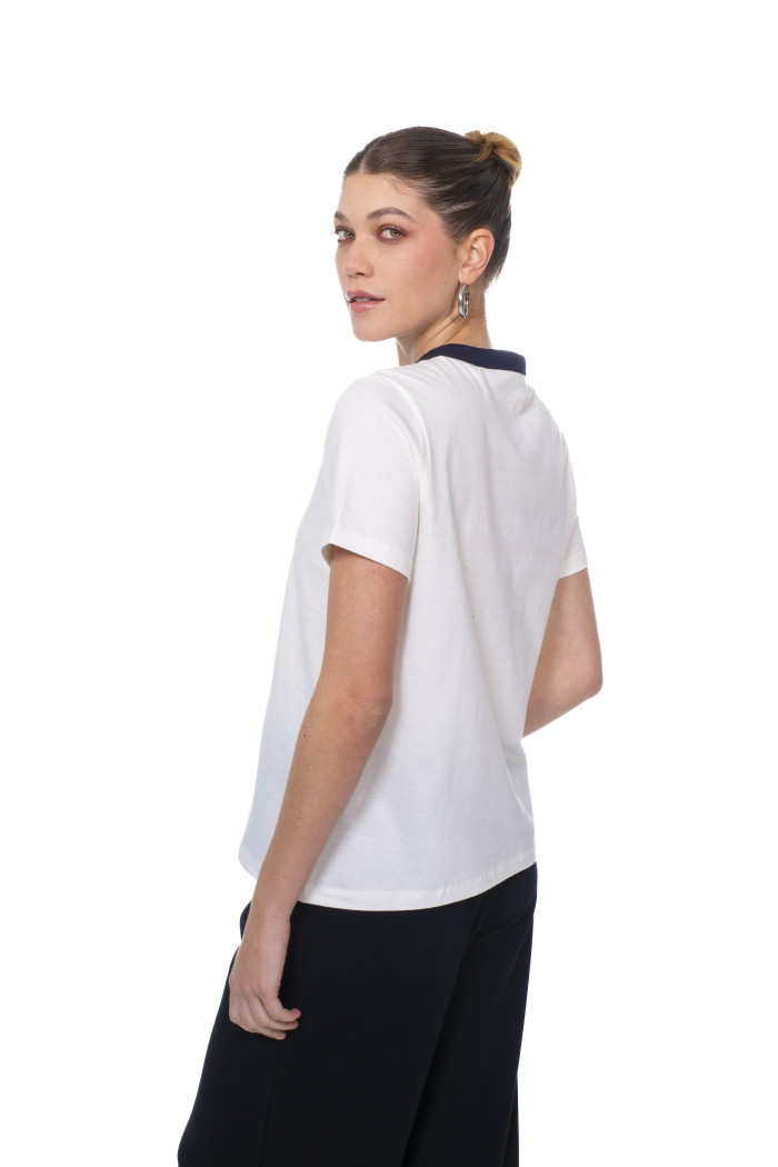 Camiseta crema clara college con cuello redondo azul
