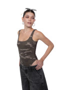 Body manga sisa verde oscuro con diseños camuflados
