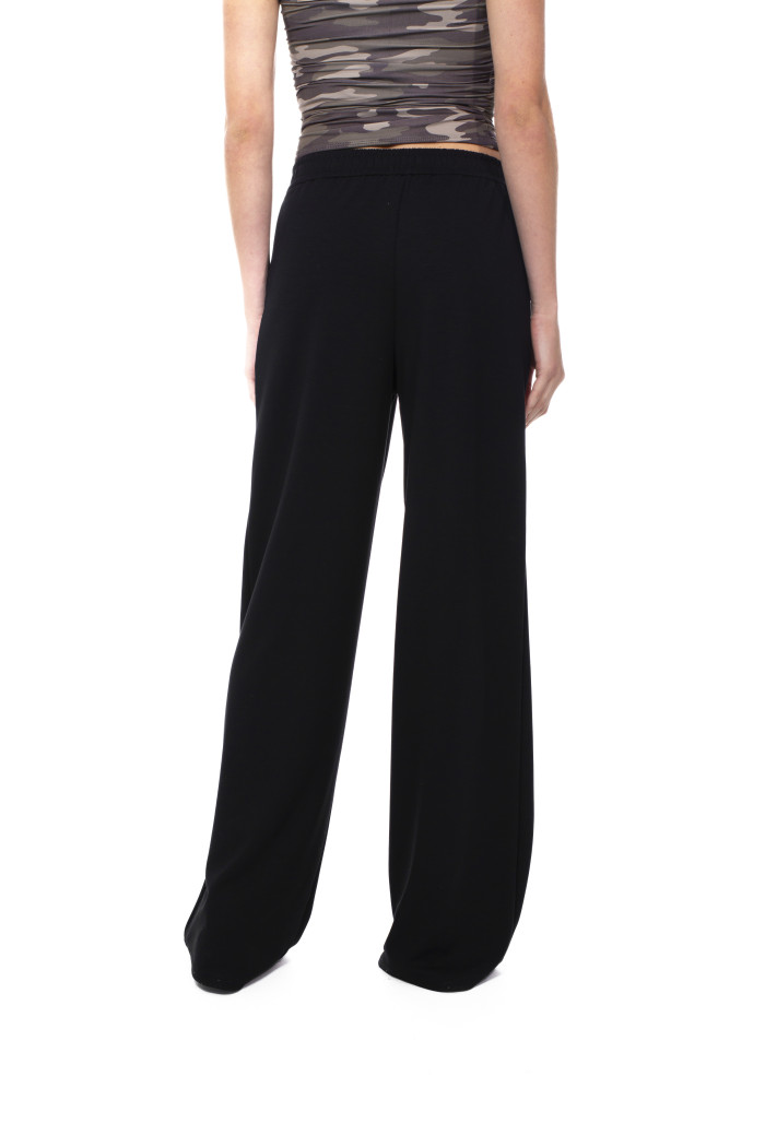 Pantalón jogger negro con bota ancha y cintura elástica
