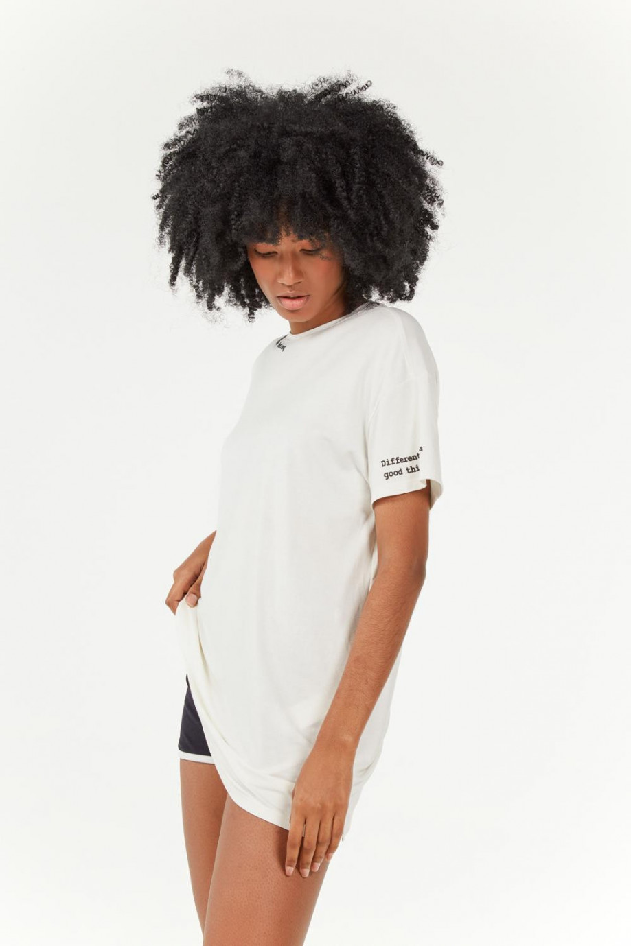 Camiseta crema clara oversize con diseños de textos negros estampados