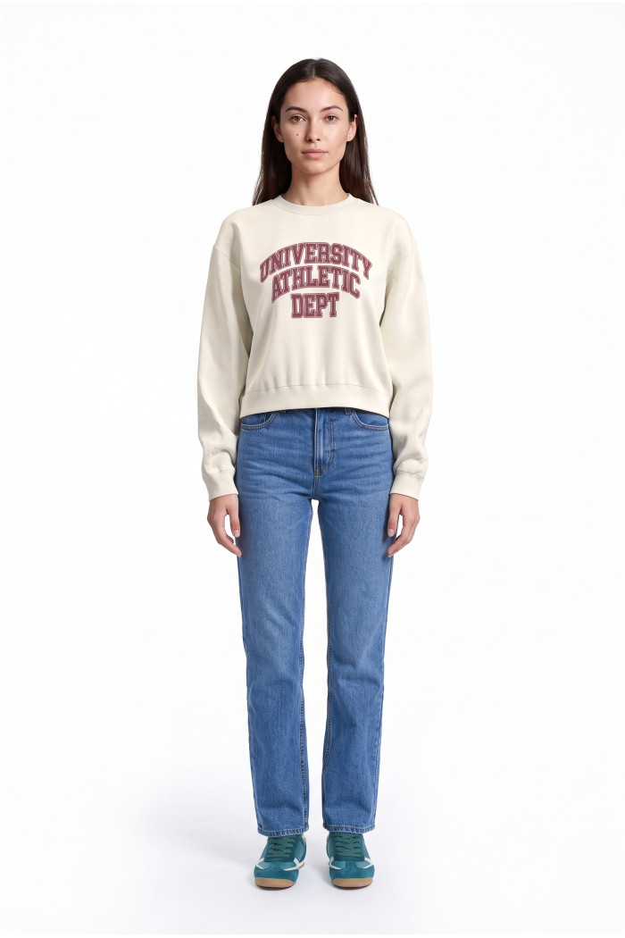 Buzo crema claro cuello redondo con texto college rojo
