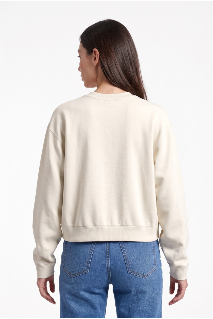 Buzo crema claro cuello redondo con texto college rojo
