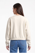 Buzo crema claro cuello redondo con texto college rojo
