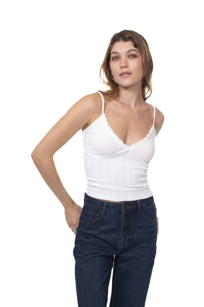 Camiseta blanca con manga sisa y tiras delgadas
