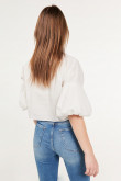 Blusa camisera blanca de cuello clásico en 100% algodón ligero