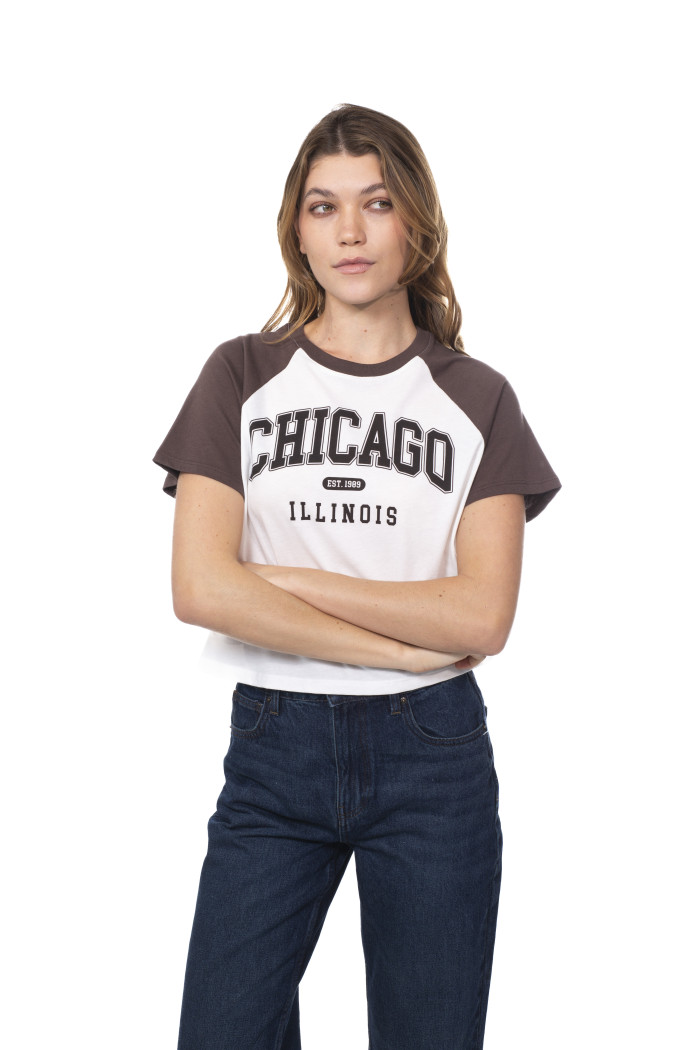 Camiseta crop top college crema con manga corta ranglan