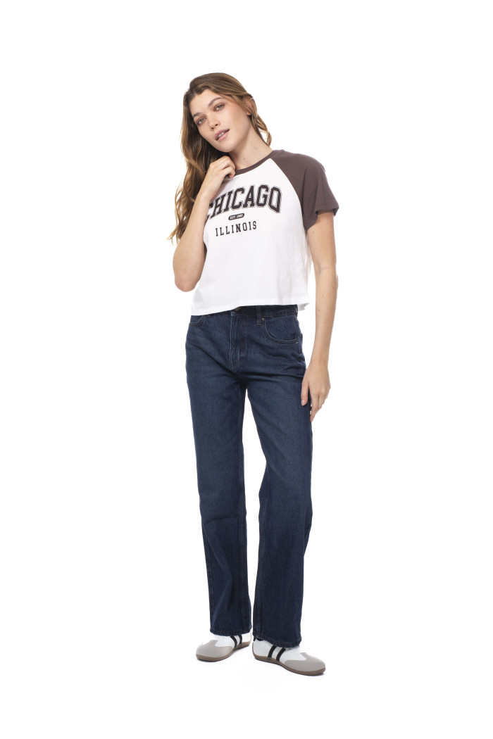 Camiseta crop top college crema con manga corta ranglan