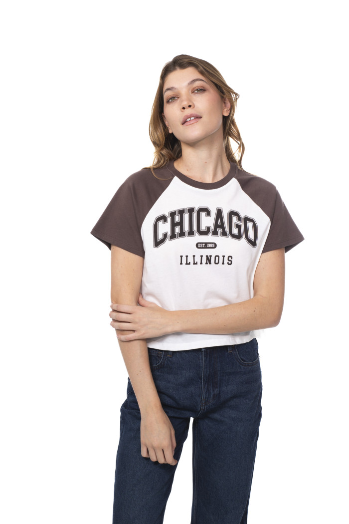 Camiseta crop top college crema con manga corta ranglan
