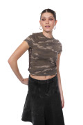 Camiseta cuello redondo verde con diseños camuflados
