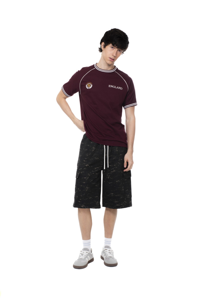 Camiseta manga ranglan roja college con rectilíneos

