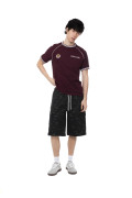 Camiseta manga ranglan roja college con rectilíneos
