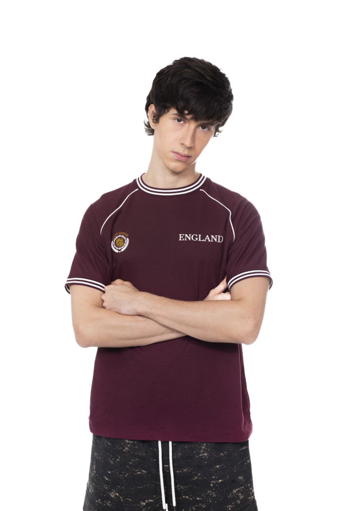 Camiseta manga ranglan roja college con rectilíneos
