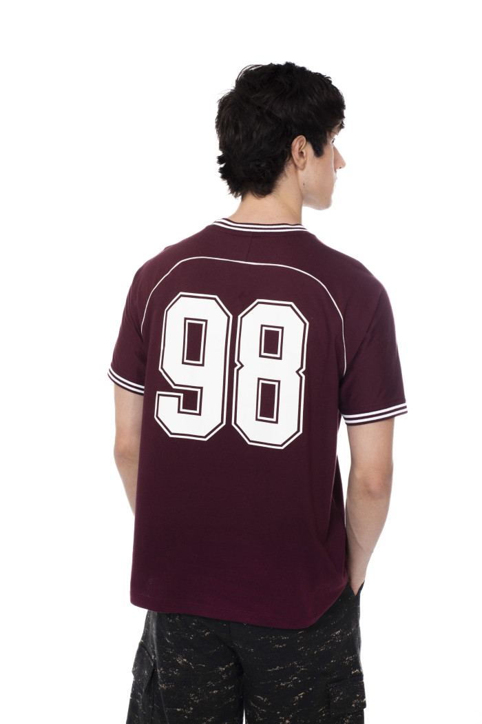 Camiseta manga ranglan roja college con rectilíneos
