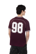 Camiseta manga ranglan roja college con rectilíneos
