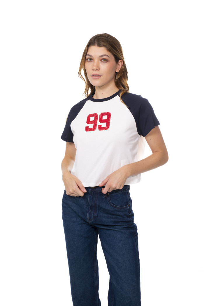 Camiseta crema crop top manga ranglan con arte college
