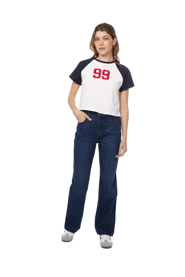 Camiseta crema crop top manga ranglan con arte college