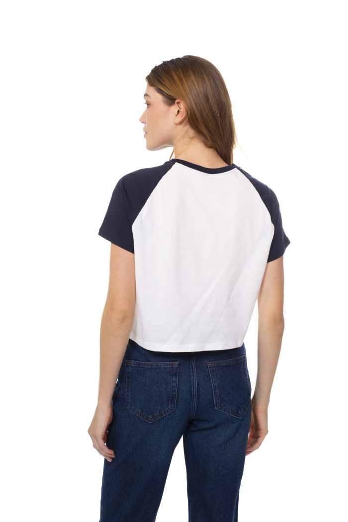 Camiseta crema crop top manga ranglan con arte college