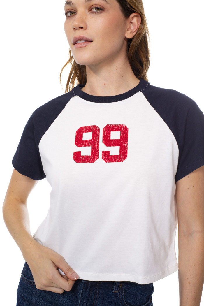 Camiseta crema crop top manga ranglan con arte college