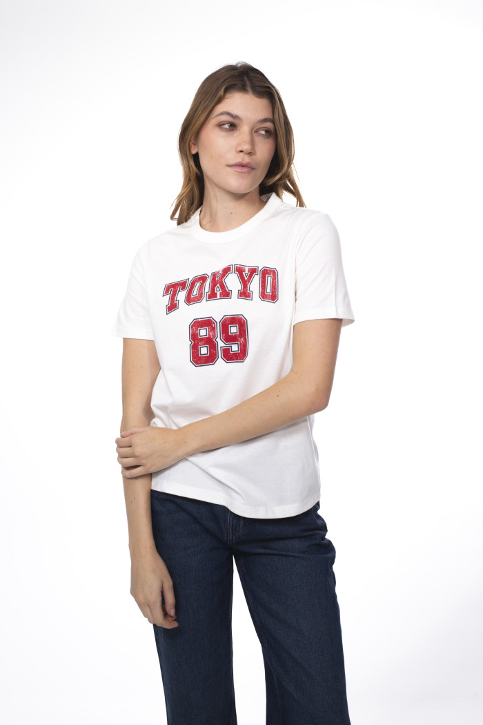 Camiseta manga corta crema con arte college rojo
