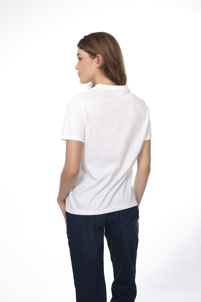 Camiseta manga corta crema con arte college rojo