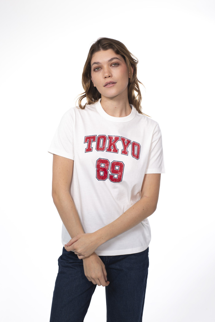 Camiseta manga corta crema con arte college rojo
