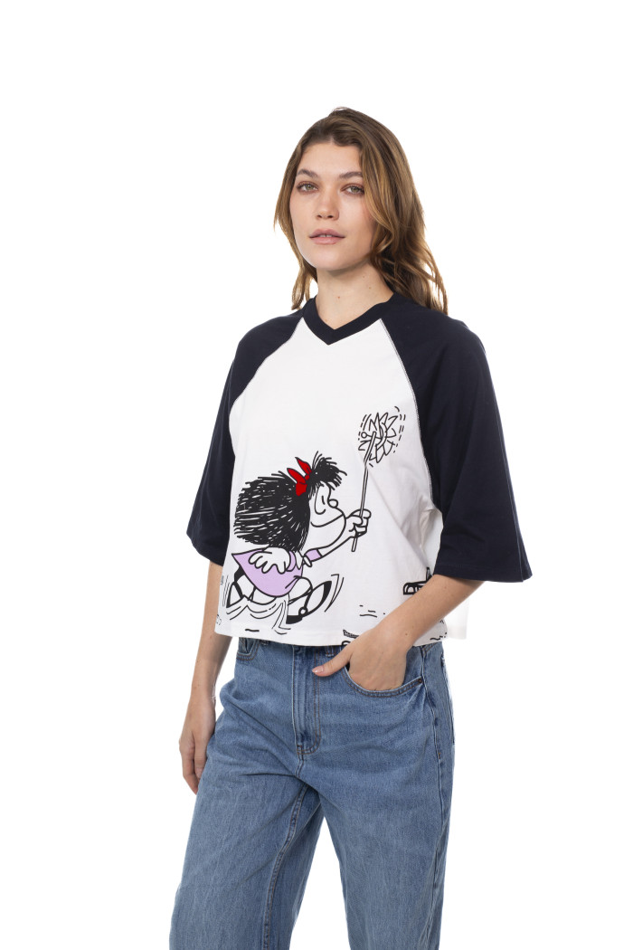 Camiseta oversize crop top crema de Mafalda con manga ranglan