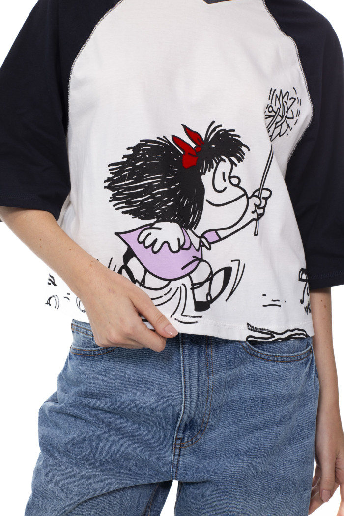 Camiseta oversize crop top crema de Mafalda con manga ranglan