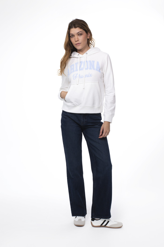 Buzo crema claro con capota y texto college azul