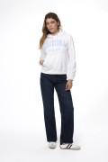 Buzo crema claro con capota y texto college azul