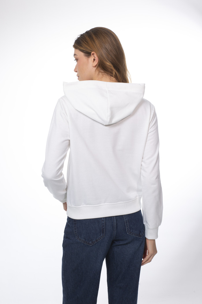 Buzo crema claro con capota y texto college azul