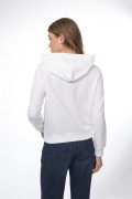 Buzo crema claro con capota y texto college azul