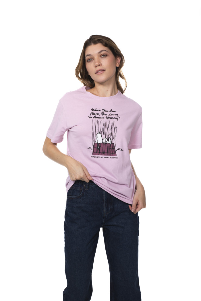 Camiseta manga corta lila clara con diseño de Snoopy