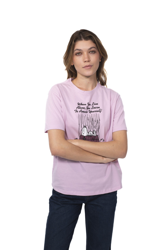 Camiseta manga corta lila clara con diseño de Snoopy