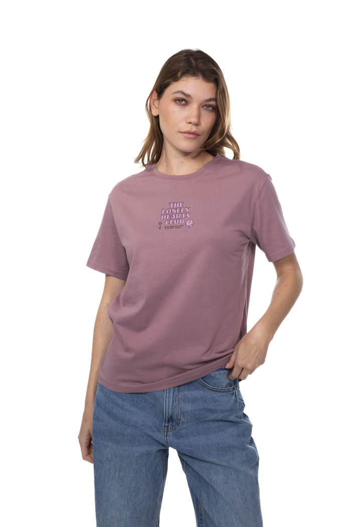 Camiseta rosada oscura manga corta con arte de Snoopy