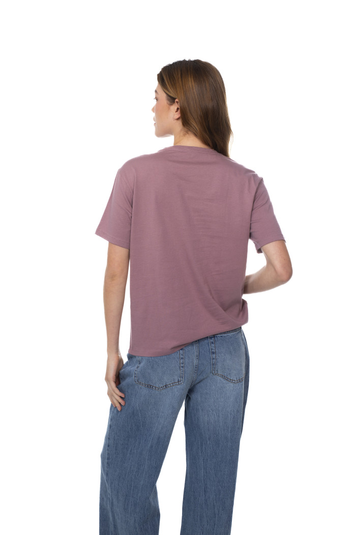 Camiseta rosada oscura manga corta con arte de Snoopy